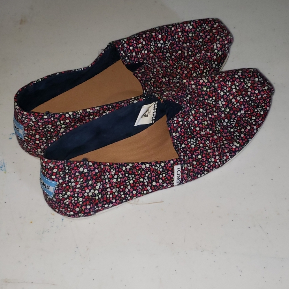 Floral Tom's